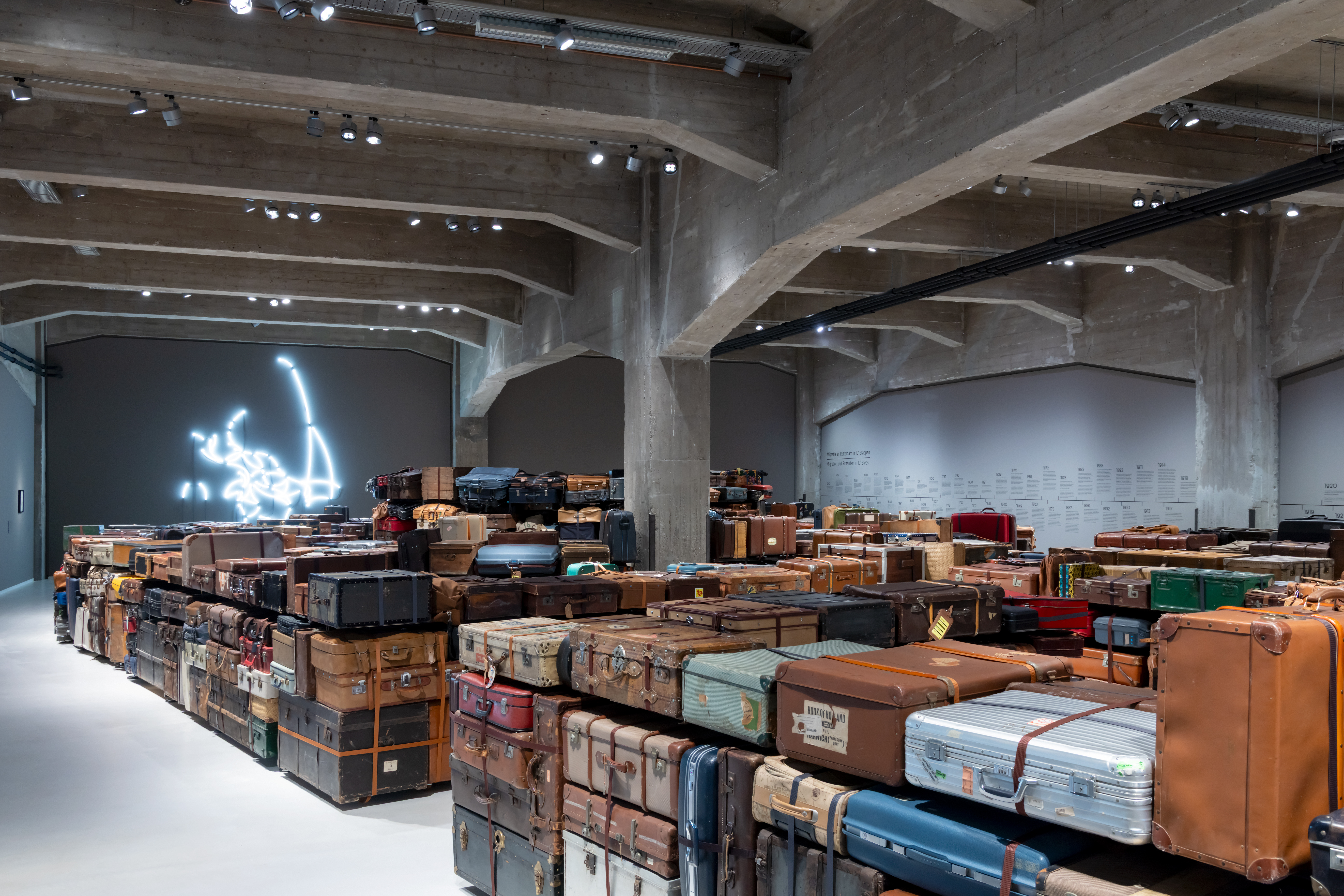 Leuk weetje In het kofferdoolhof van het Fenix museum loop je tussen echte koffers die symbool staan voor de reizen en dromen van mensen. Leuk weetje In het kofferdoolhof van het Fenix museum loop je tussen echte koffers die symbool staan voor de reizen en dromen van mensen.